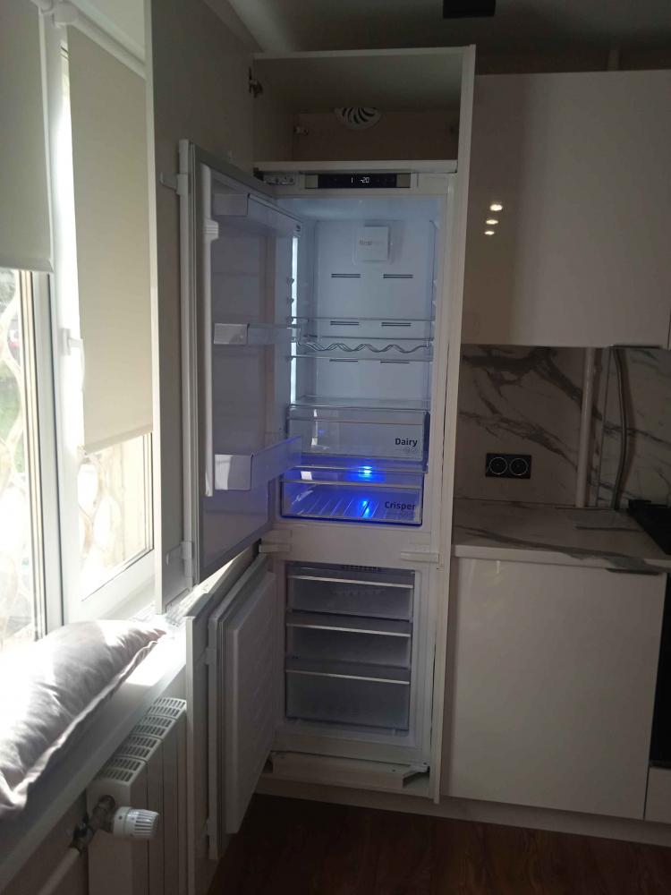 Установка и подключение встроенного холодильника