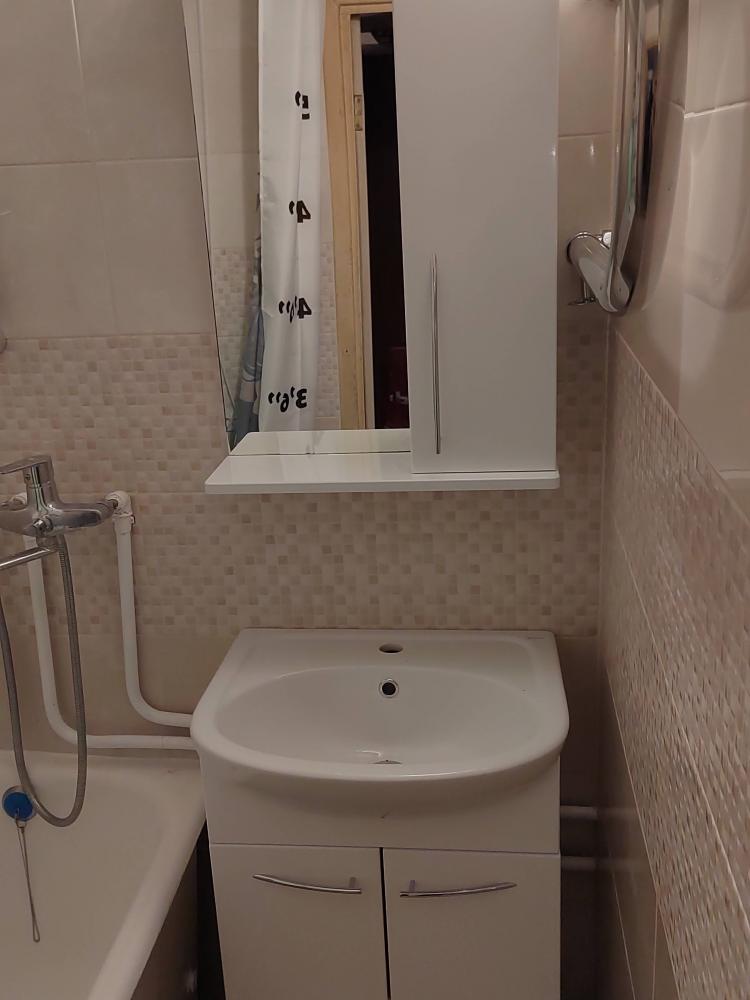 Сборка и навеска зеркального шкафа в ванной комнате