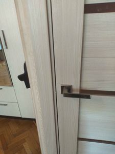 Установлены дополнительные элементы на дверной проем, обеспечивая ровное прилегание и эстетичный вид. Завершена отделка, гармонирующая с интерьером, улучшена функциональность конструкции.