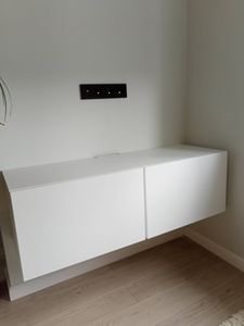 Картина аккуратно размещена на стене, выровнена по уровню, надежно закреплена с использованием крепежных элементов, гармонично вписывается в интерьер, создавая уютную атмосферу в помещении.