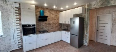 Установлены шкафы, закреплены фасады, смонтирована столешница, подключены бытовые приборы, установлена вытяжка, выполнен монтаж мойки, подключены коммуникации, завершена отделка.