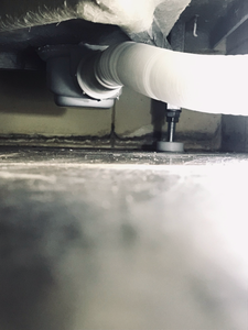 Проведены работы по подключению сливной системы, установлены крепления, герметизация швов, проверена устойчивость конструкции, обеспечена надежная фиксация элементов, проверена герметичность соединений.