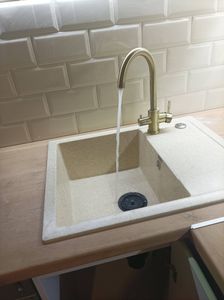 Под раковиной установлен и подключен прибор для измельчения отходов, обеспечено соединение с водопроводом и электросетью, проверена работоспособность и герметичность системы.