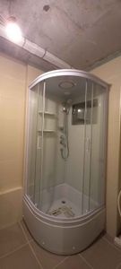 Выполнен монтаж душевой кабины: установлены стеклянные панели, закреплены дверцы, подключены водопроводные коммуникации, герметично обработаны швы, проверена работа смесителя и душа.