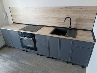 Установлен прибор для переработки остатков еды под раковиной, подключены трубы и электричество, проверена работа устройства, обеспечена герметичность соединений и безопасность эксплуатации.