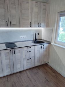 Произведена замена неисправного вентилятора в холодильнике, установлен новый элемент, проверена его работоспособность, обеспечена оптимальная циркуляция воздуха для эффективного охлаждения.