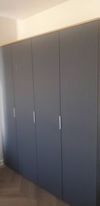 Собран корпус, установлены дверцы, закреплены ручки, выровнены поверхности, проверена устойчивость, завершена установка.