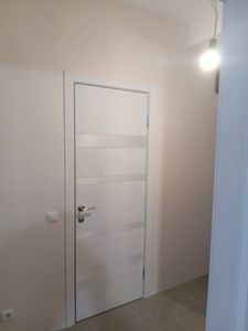 Установлена новая деревянная створка, закреплены петли, врезан замок, отрегулирована фурнитура, обеспечена плавность открывания, проверена герметичность, завершена отделка проема.