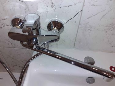 Изображение демонстрирует установленный новый кухонный кран. Проведены работы по демонтажу старого оборудования, монтажу нового устройства, подключению водопроводных труб, проверке герметичности.