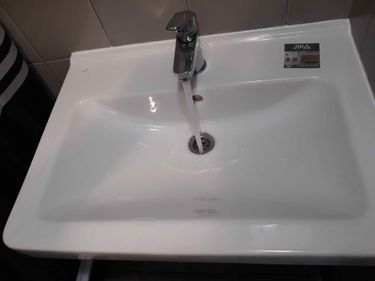 Удаление старого крана, отключение водоснабжения, снятие креплений, очистка резьбы, подготовка к установке нового оборудования. Работы завершены, система готова к дальнейшему монтажу.