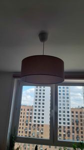 Установлен светильник на потолке, подключены провода, закреплено основание. Проверена надёжность крепления и работоспособность. Завершён монтаж осветительного прибора в комнате.