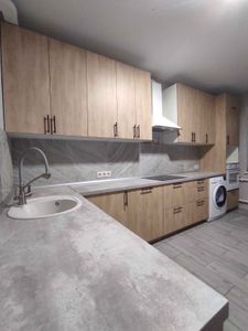 Изготовлен точный вырез для мойки и варочной панели в кухонной поверхности, обеспечена идеальная подгонка и установка, соблюдены все размеры и углы, завершено оформление краев.