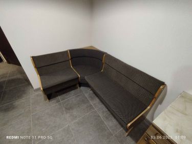 Обновлена обивка углового дивана, использована новая ткань, заменена набивка. Каркас очищен, конструкция укреплена, швы аккуратно прошиты, внешний вид освежен, комфорт улучшен.