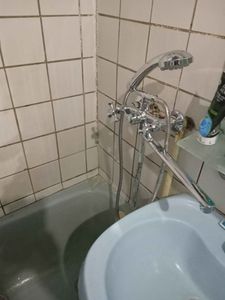 Удалены старые эксцентрики, установлены новые детали, обеспечивающие надежное соединение смесителя с водопроводом. Проверена герметичность, устранены протечки, восстановлена функциональность.