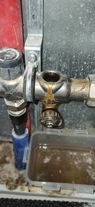 Установлен распределительный узел для трубопроводной системы. Подключены все необходимые элементы, обеспечена герметичность соединений, проверена функциональность конструкции.