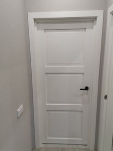 Установлен новый замок в белую дверь. Аккуратно вырезано отверстие, закреплён механизм, ручка на месте. Всё функционирует исправно, внешний вид сохранён, работа завершена.