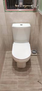 Установлен новый бачок, подключены коммуникации, проверена герметичность соединений, выполнена регулировка механизма слива, проведена проверка работоспособности системы.