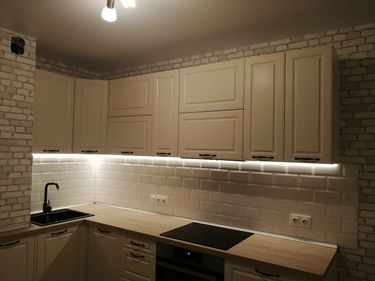 Обновлены дверцы шкафов, выполнен точный раскрой, установлены новые элементы. Обновлённый облик кухни с современными фасадами, гармонично вписывающимися в интерьер.