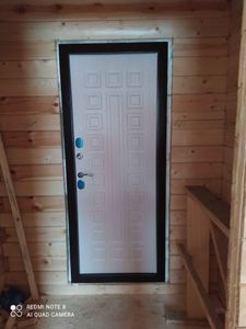 Установлена металлическая дверь в деревянной раме, выполнена регулировка петель, проверена работоспособность замков, зазоры устранены, конструкция надежно закреплена в проеме.