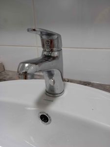 Установлена раковина, подключен смеситель, закреплены трубы, проверена герметичность соединений, обеспечен свободный слив, проведена проверка на утечки, выполнена окончательная чистка.