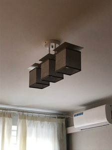 Закреплен новый светильник на потолке, подключены провода, проверена работа устройства, обеспечено надежное крепление и эстетичный вид.