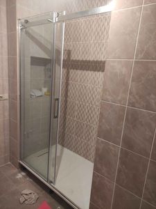 Изображение демонстрирует завершенный демонтаж старого дверного звонка, оставив чистую поверхность без следов креплений и проводов.