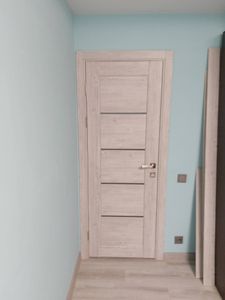 Установлен замок в дверь, выполнены вырезы для механизма, закреплена ручка, проверена функциональность, обеспечена плавная работа, аккуратная отделка, завершён монтаж.