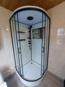 Установлена современная душевая система с гидромассажем: подключены водопровод и электрика, закреплены стеклянные панели, смонтированы форсунки и лейка, проверена герметичность соединений.