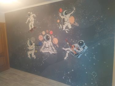 Установлен декоративный элемент на стыке стен и потолка, обеспечивая аккуратное завершение интерьера, скрывая неровности и придавая комнате стильный вид.