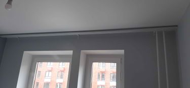 На стене закреплена штанга для штор. Установлены крепежи, выровнена конструкция. Работа завершена аккуратно, без видимых дефектов. Карниз надежно держится, готов к использованию.