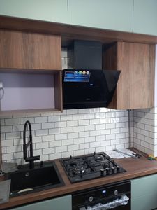 Установлен и подключен духовой шкаф в кухонный гарнитур, выполнено подключение к электросети, проверена работоспособность, обеспечена надежная фиксация, соблюдены все технические нормы и требования.