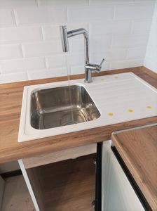 Проведена установка трубопровода, подключение крана и раковины. Обеспечено надежное соединение, проверена герметичность, вода подается без утечек. Завершена работа по водоснабжению.