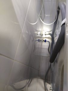 Отсоединены шланги подачи и слива воды, отключено электричество, освобождена ниша. Устройство перемещено, место очищено от остатков.