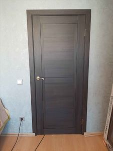 Установлена складная перегородка, закреплены направляющие, произведен монтаж фурнитуры, отрегулированы петли, проверена плавность движения, обеспечена надежная фиксация элементов.