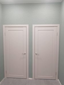 Установлены две межкомнатные двери с фурнитурой. Аккуратно выполнен монтаж коробок и наличников, обеспечена плавная работа механизмов. Завершено оформление проемов.