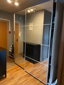 Заменены направляющие, отрегулированы дверцы, исправлены петли, обновлены ручки, закреплены полки, устранены скрипы, восстановлена целостность конструкции, улучшена функциональность.