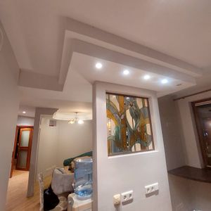 Создано витражное панно с абстрактными узорами, гармонично вписанное в интерьер. Использованы насыщенные оттенки, создающие уютную атмосферу и акцентирующие внимание на деталях.