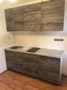 Установлены шкафы, закреплены фасады, смонтирована столешница, врезана варочная панель и мойка, подключены коммуникации. Завершена сборка и установка кухонного гарнитура.