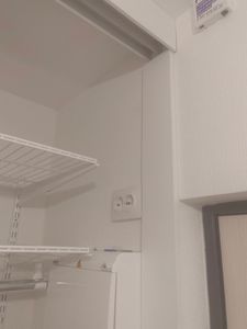 Установлена металлическая полка, закреплена на стене. Проведены замеры, просверлены отверстия, использованы крепежи. Работа завершена, конструкция надежно зафиксирована, готова к эксплуатации.