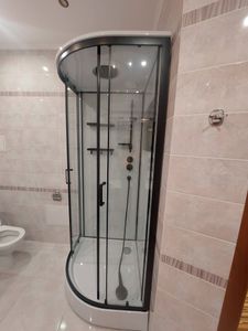 Установлена современная душевая кабина с прозрачными дверцами, заменены старые коммуникации, проведена герметизация швов, обновлена плитка на стенах, добавлены полки для удобства.