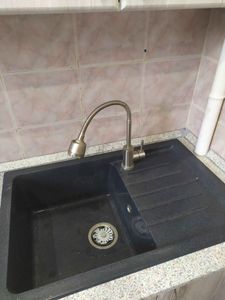 Изготовлено отверстие для установки мойки, выполнена подгонка под размеры, проведена обработка краев для точного прилегания, обеспечена герметичность соединений.