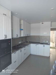 Установлена новая кухонная поверхность, выполнены точные вырезы для мойки и варочной панели, обеспечена аккуратная подгонка и надежная фиксация, гармонично вписана в интерьер.