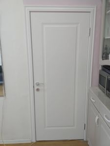 Установлен замок в дверь. Выполнено сверление, вырезано отверстие, закреплены ручка и защелка. Проведена регулировка для плавного закрывания.