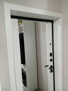 Отделка откосов входной двери (оштукатуривание или установка панелей)