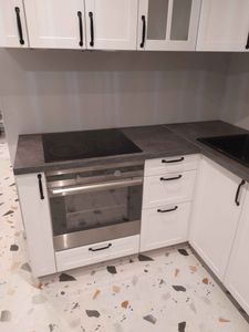 Обновлена поверхность на кухне, установлена новая столешница, заменены старые элементы, подогнаны края, закреплены крепежи, проверена устойчивость, завершена финишная отделка.