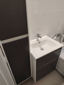 Установка комплекта: пенал + тумба +раковина + смеситель + зеркало