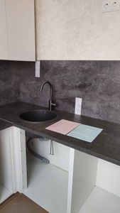 Проведена обработка и установка кухонных панелей. Выполнены точные замеры, аккуратная подгонка, монтаж. Обновлённый вид, современный стиль, функциональность. Завершённый проект.