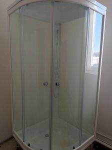 Установлена новая душевая кабина: закреплены стеклянные панели, подключены водопроводные трубы, герметично зафиксирован поддон, проверена работа дверей и смесителя.