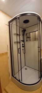 Установлена новая душевая кабина с прозрачными стенками и черной рамой, оборудована лейкой и полками. Обновлены коммуникации, выполнена герметизация стыков и отделка.