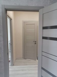 Установлена новая створка, закреплена коробка, навешаны петли, врезан замок, отрегулирована фурнитура, проверена плавность закрытия, завершена отделка наличниками.